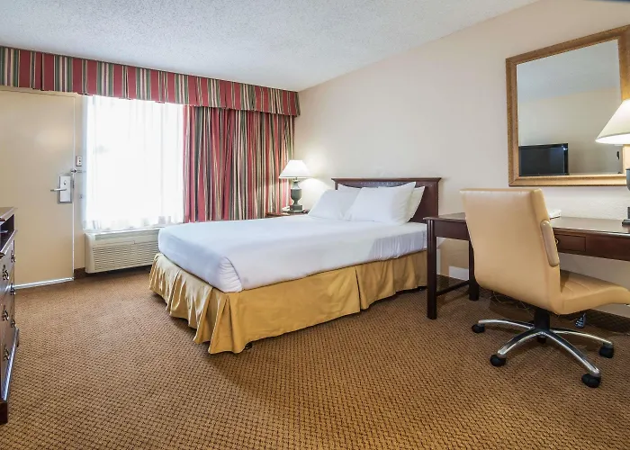 Days By Wyndham Hood Hotel